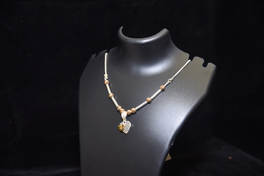 necklace image 4